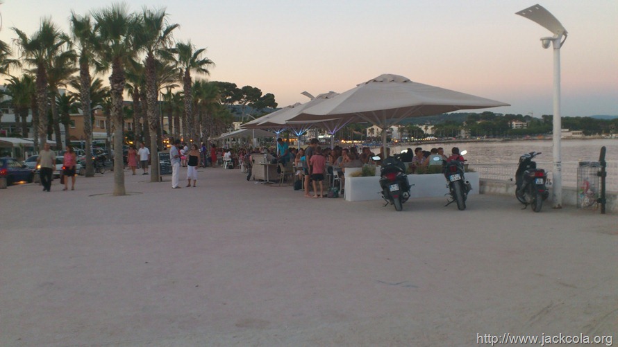 Restaurant meals on the beach